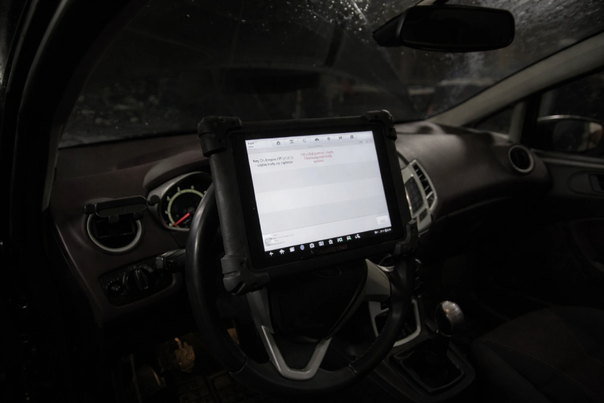 Diagnostyka komputerowa samochodu w warsztacie HESS w Warszawie na Bielanach – tester diagnostyczny podłączony do auta