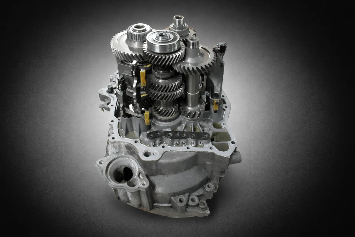 Rozebrana skrzynia biegów DSG z Volkswagen Passat B6 – widok pionowy mechanizmu przekładni