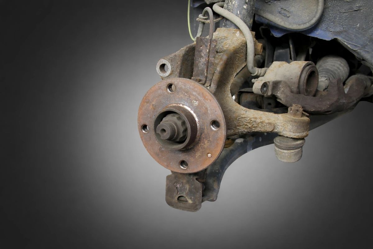 Piasta koła i łożysko przed montażem nowej tarczy hamulcowej – czyszczenie powierzchni styku, warsztat HESS Warszawa Bielany.