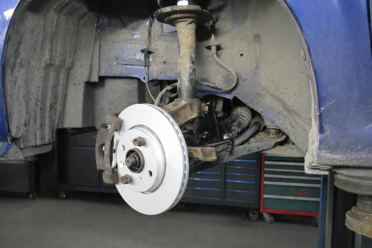 Nowa tarcza hamulcowa po montażu – wymiana tarcz i klocków hamulcowych, warsztat HESS Warszawa Bielany.