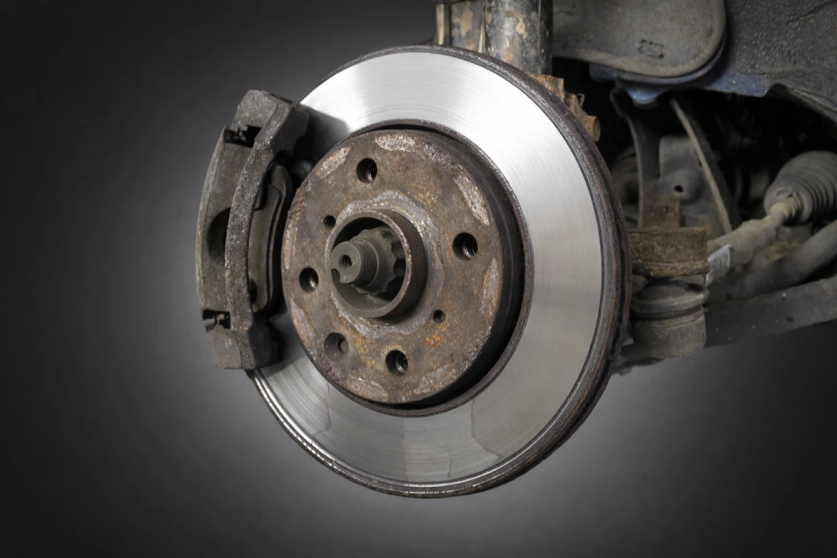 Zużyta tarcza hamulcowa przed wymianą – głębokie wżery i rant na krawędzi, warsztat HESS Warszawa Bielany.